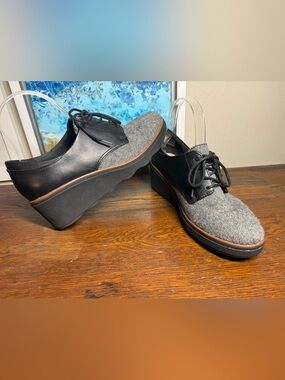 Clark’s Mazy Hyannis Women Two-Tone Black and Gray Platform Oxfords